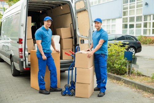 Low-carbon van used for efficient local storage and recycling transport